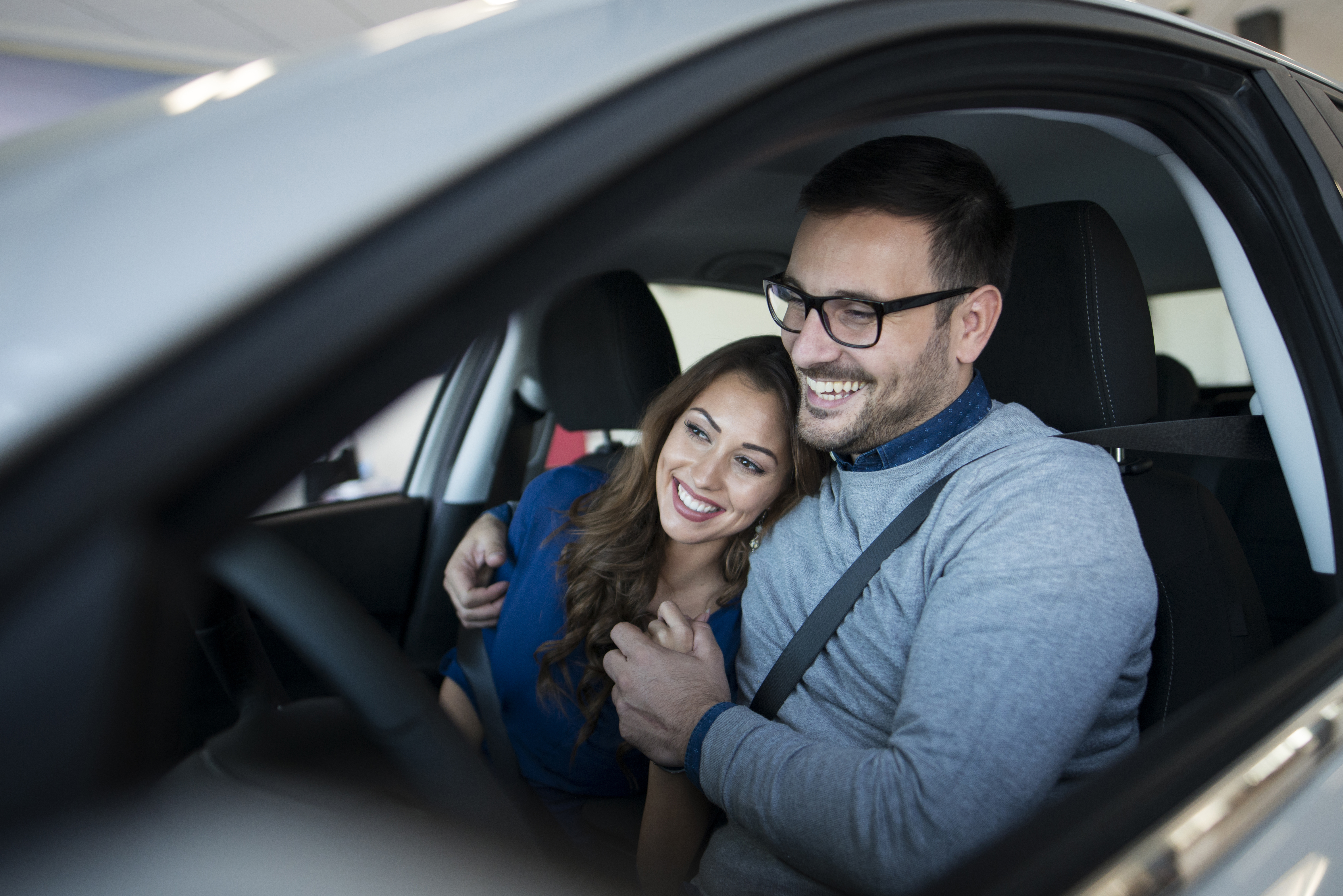Pareja feliz después de recibir asesoría sobre su seguro obligatorio